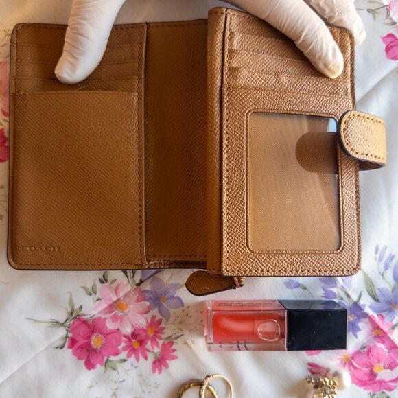 Coach Medium Corner Zip Wallet in Crossgrain Leather | Style F11484 - Picture 3 of 4